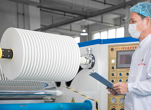 worker operating a paper straws slitting machine