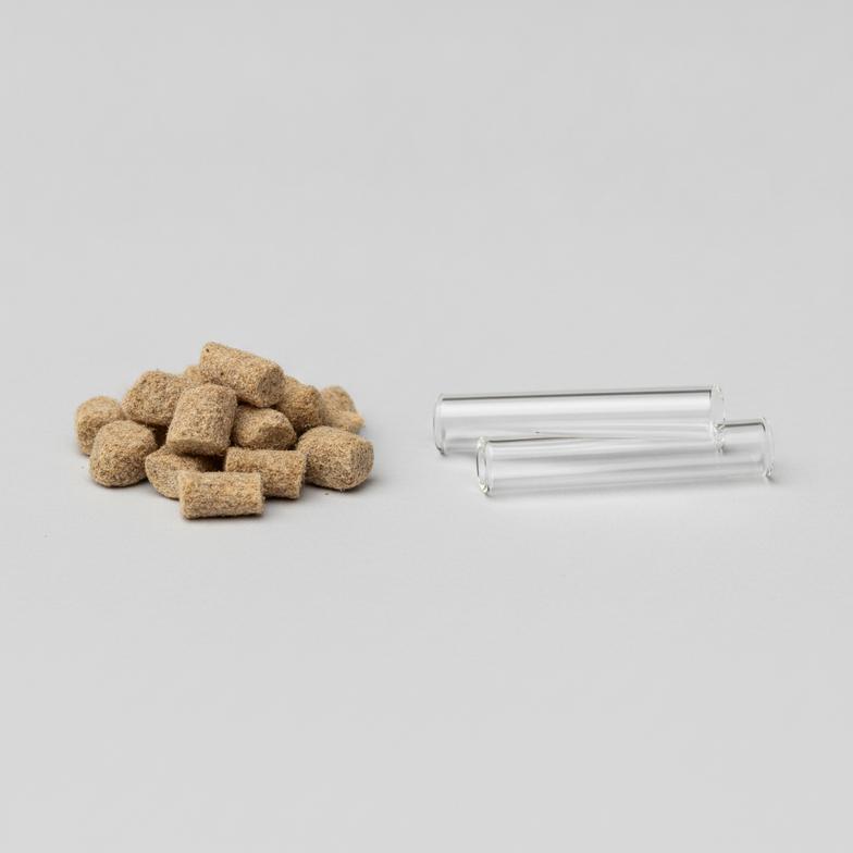 A side-by-side comparison of natural-fiber hemp filter tips vs sleek glass filter tips on a clean background.